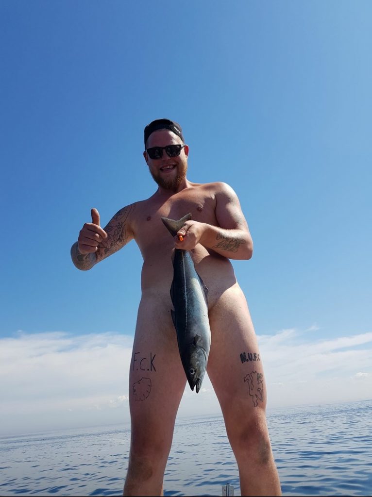 Sjoveste billede - nøgen mand med fisk: Startnr. 50 - Team Emal. Præmie kr. 500,00.